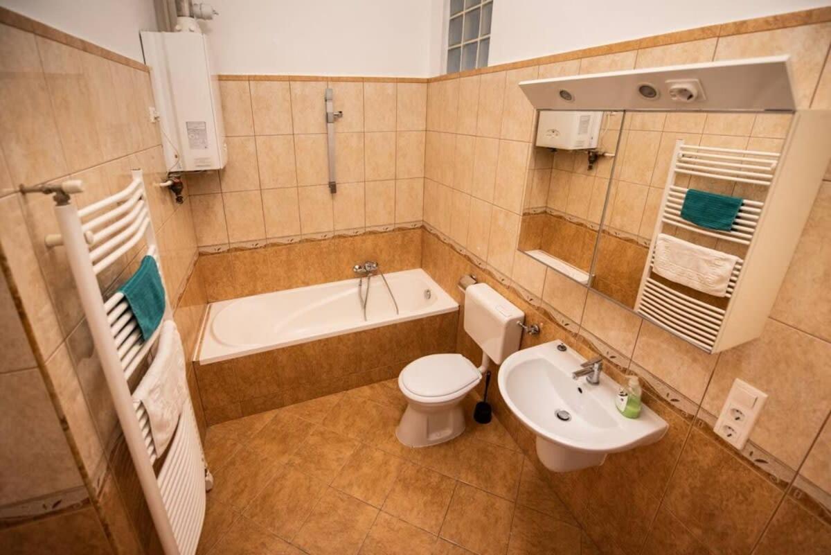 Very Central Convenient Large Ac Place Budapest Ngoại thất bức ảnh