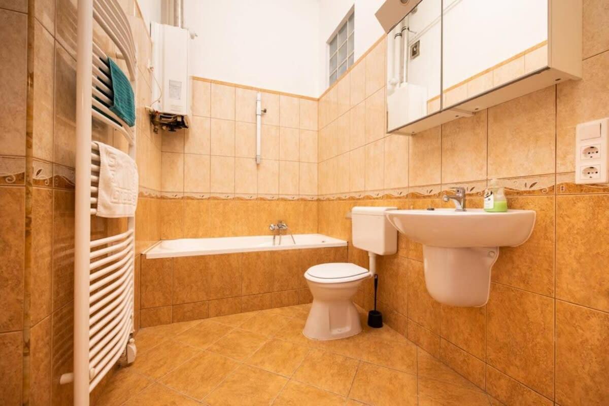 Very Central Convenient Large Ac Place Budapest Ngoại thất bức ảnh